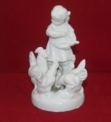 Фарфор статуэтка "Девочка кормящая птиц". Минский фарфоровый завод